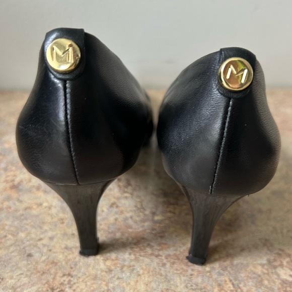 Monet Designed in Italy Black Leather Pumps in like new condition size 6 - Picture 4 of 7